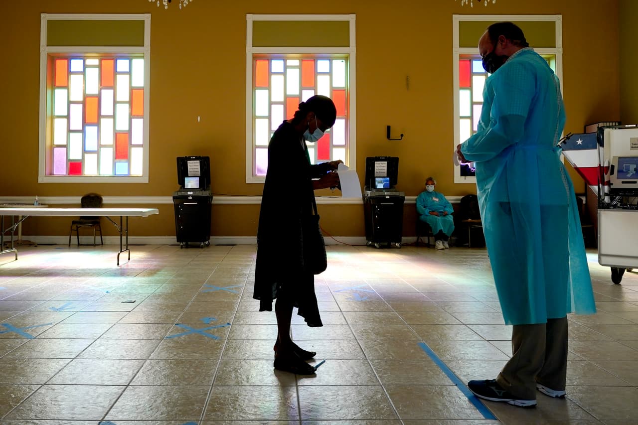 Una mujer espera para votar en una iglesia de Nashville, Tennessee.
