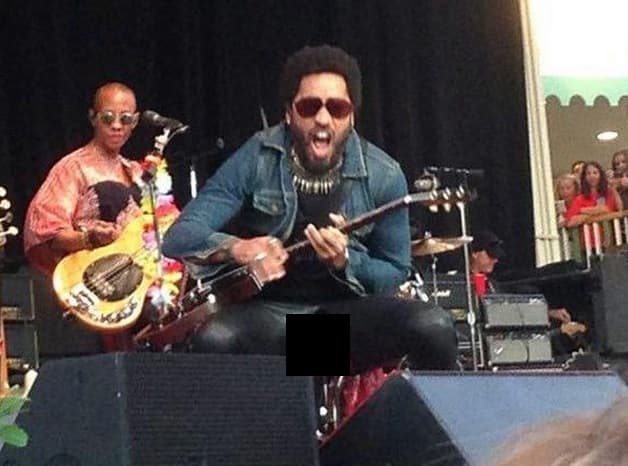 ¡Qué pena! El rockero Lenny Kravitz estaba cantando y al agacharse sus pantalones de cuero se rompieron y ¡sorpresa! Lo enseñó TODO en un concierto en Estocolmo, Suecia.