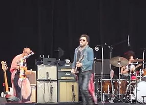 Justo a la mitad de la canción 'American Woman' el cantante sufrió el bochornoso episodio.