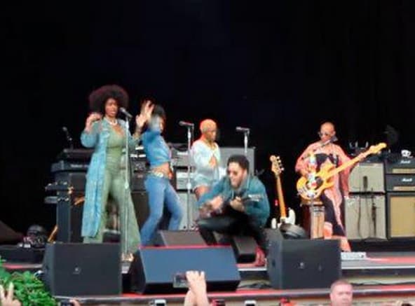 Este fue el momento exacto en el que ante la mirada de miles de personas Lenny mostró sus encantos.