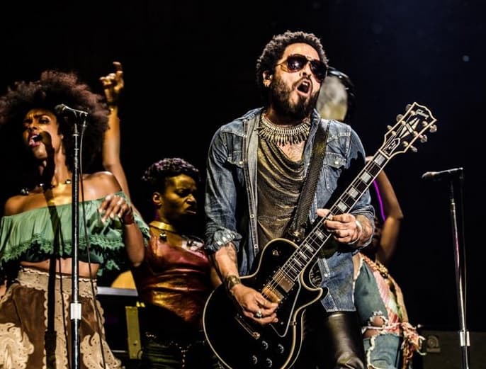 Por fortuna se levantó rápido y salió del escenario a cambiarse, traía otro par de pantalones.