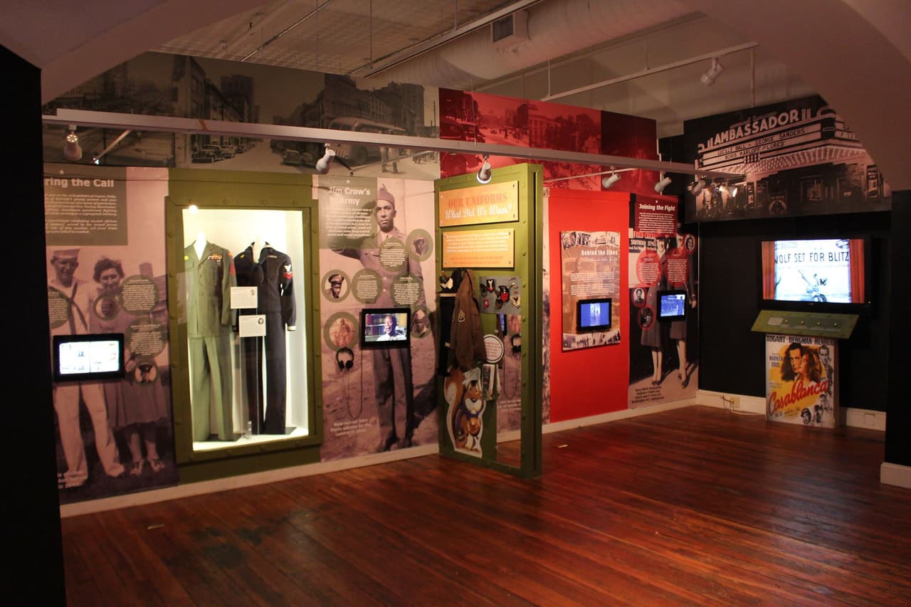 <b>City of Raleigh Museum (COR Museum)</b>
<br>
<b>Sitio web</b>: 
<a href="https://raleighnc.gov/parks/places/city-raleigh-museum">https://raleighnc.gov/parks/places/city-raleigh-museum</a> 
<br>
<b><a href="https://maps.app.goo.gl/nWeY37TB2hW4QAWCA">Cómo llegar</a> </b>
<br>
<br>El museo, que presenta exhibiciones que cambian periódicamente y se centra en la historia de la ciudad, está ubicado en el edificio Briggs de 1874, que conserva muchas de sus características originales, incluido el techo de hojalata de la galería del museo.