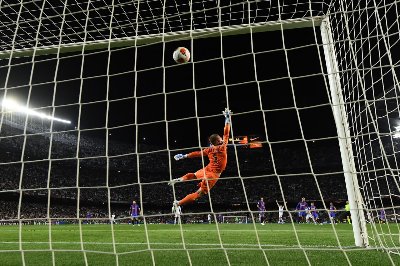Contra todo pronóstico, el Eintracht Frankfurt se paró con mucha autoridad en el Camp Nou y eliminó a un muy tímido Barcelona que consumó un fracaso más en la temporada, una temporada en la que se irá en blanco.