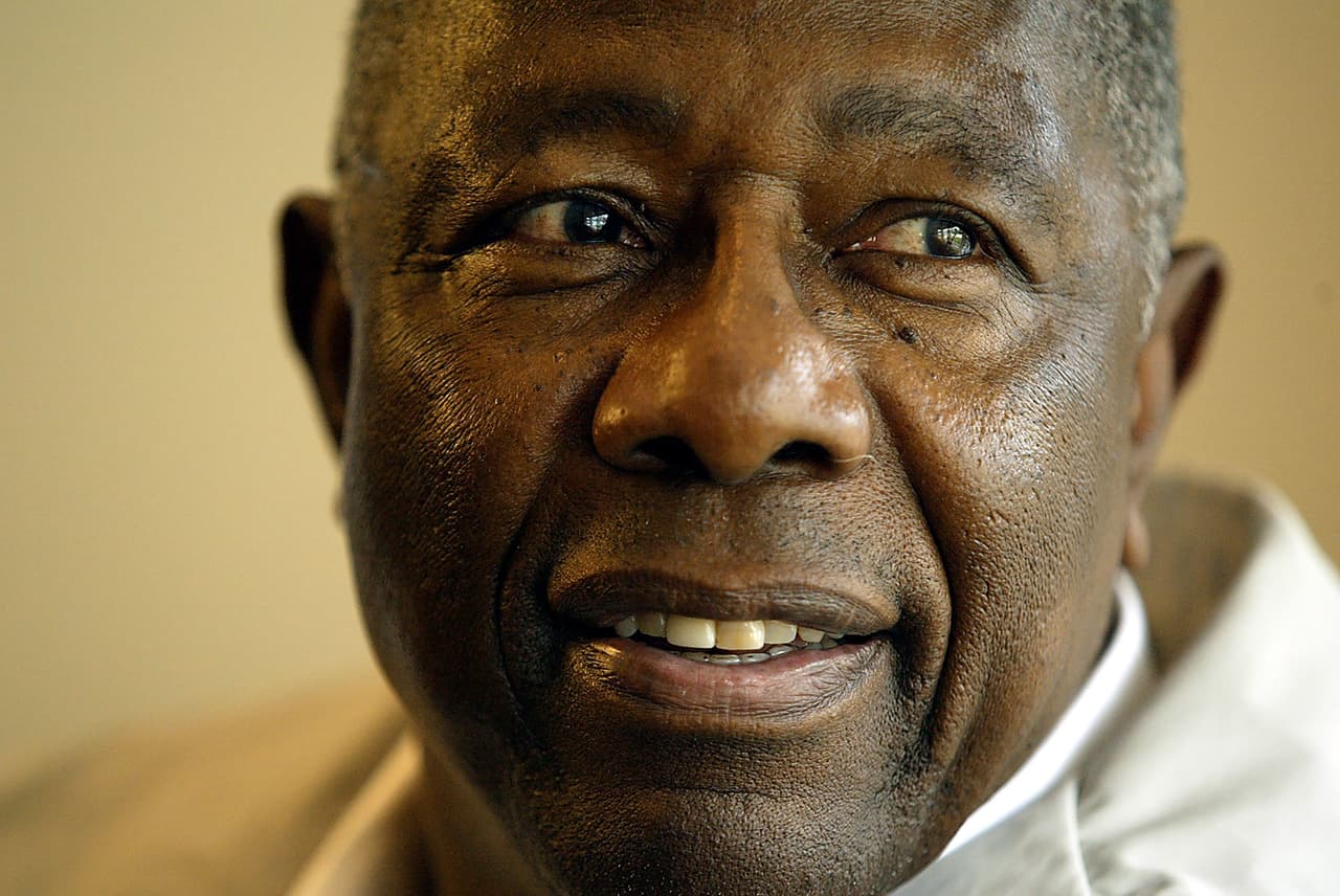 <b>Hank Aaron, 86 años</b>
<br>
<br>Exjugador de béisbol
<br>
<br>(5 febrero 1934 - 22 enero 2021)
<br>
<br>Ostentó el título de rey de los jonrones durante años. Soportó amenazas racistas en su camino para romper el récord de Babe Ruth y todavía es considerado uno de los mejores jugadores del deporte.
<br>