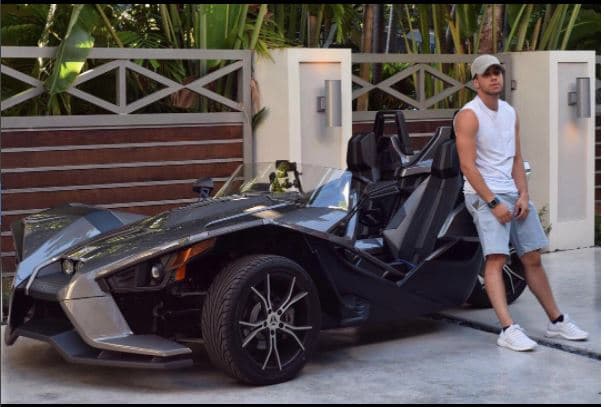 Pero en realidad lo que más nos sorprendió es que ya tuviera dentro de su colección un
<b> Polaris Slinghot</b>, un auto muy divertido.