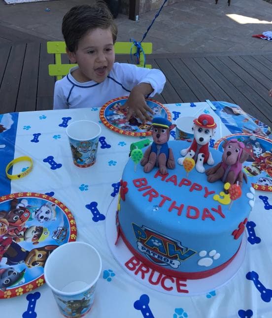 Durante su cumpleaños número tres, Bruce compartió con sus primos.