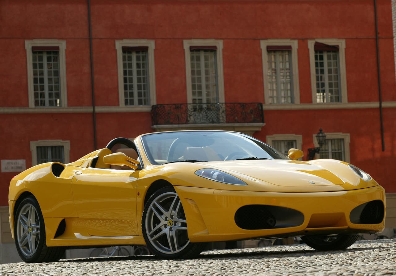El modelo 2005 de 
<b>Ferrari F430 Spider</b> que vemos en esta imagen dispone de un motor V8 que desarrolla 490 caballos de fuerza, logrando ir de 0 a 62 mph en 4.1 segundos y alcanzando una velocidad máxima de 193mph.