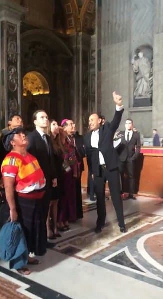 Anahí y su esposo estuvieron al frente de la delegación chiapaneca, que ofreció obsequios al Papa Francisco como una atención por su próxima visita a México.