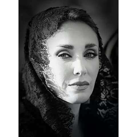 Esta imagen circuló en las redes sociales. Anahí con el tradicional atuendo negro y la cabeza cubierta, para conocer al Sumo Pontífice.