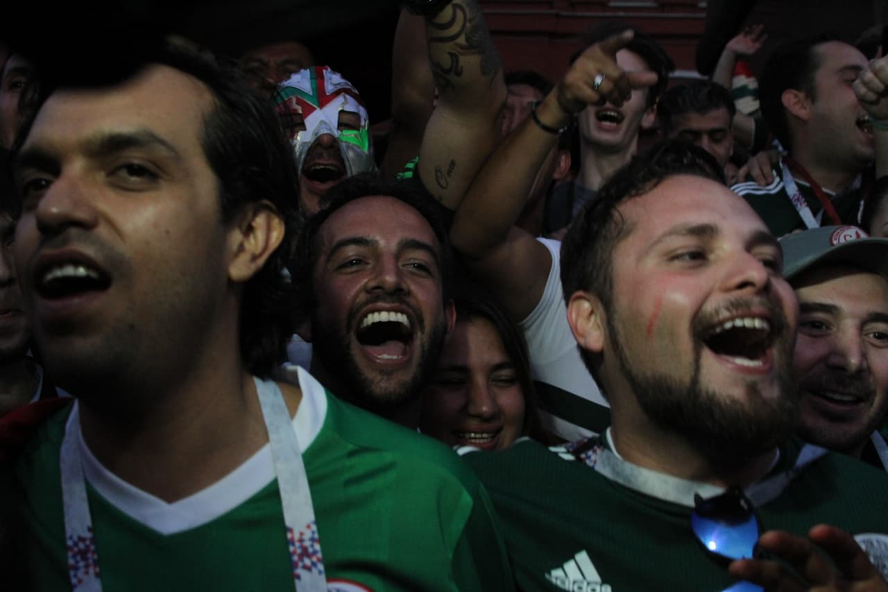 Tremendo jolgorio que armaron los aficionados mexicanos en la Plaza Roja en Moscú tras la gran victoria de la selección de México por 1-0 sobre Alemania. ¡Así festejaron! (Fotos: Ricardo Otero, enviado)