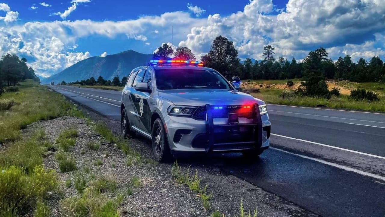 Esta ley busca proteger a quienes trabajan para cuidar al público: agentes de policía y personal de emergencia, exigiendo a los autos particulares 
<b>ceder el paso a un vehículo de emergencia</b> cuando enciende sus luces.