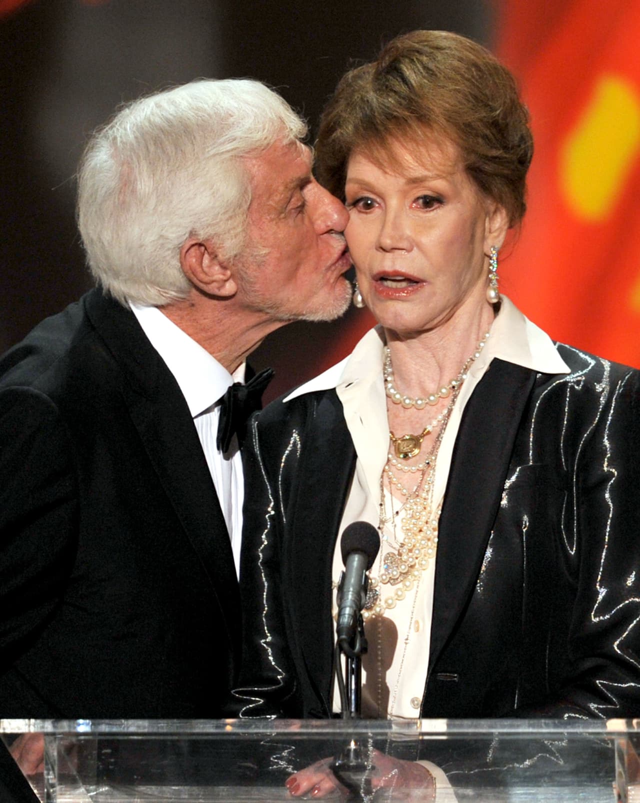 El actor de otros clásicos como 'Mary Poppins' le dedicó lindas palabras a Mary - y hasta un dulce beso en la mejilla.