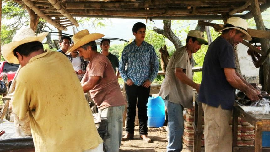 ‘El Moreno’ alistó personalmente el cargamento que entregaría, su gran amigo, Arturo Meza lo acompañó.