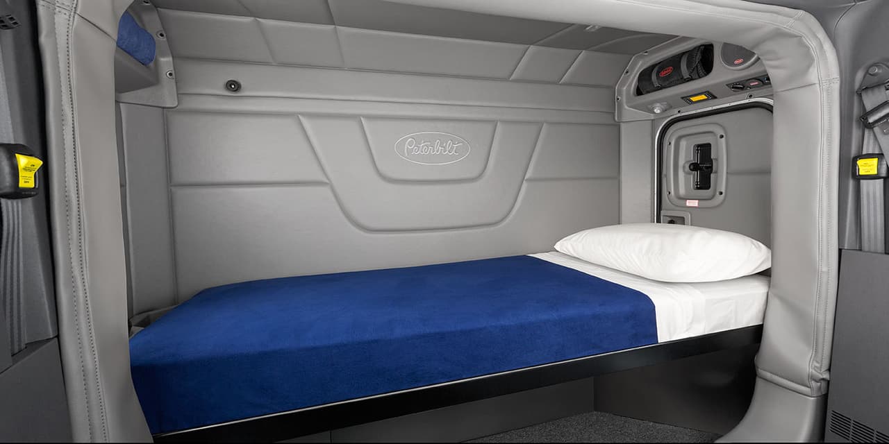El Peterbuilt 567 puede ser equipado con un espacio para el descanso, muy necesario para los viajes largos. Esta cama puede ser instalada en versiones de 44, 58, 72 y hasta 80 pulgadas de longitud.