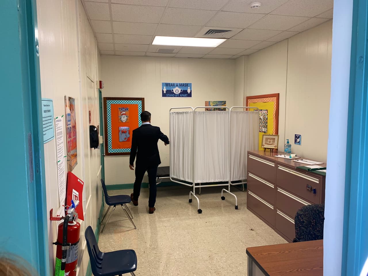 El superintendente después visitó la escuela primaria Liberty City e hizo un recorrido por los salones