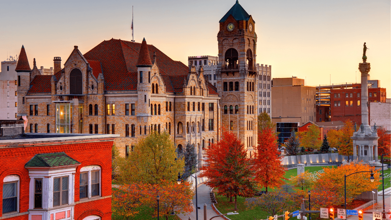 <b><a href="https://www.univision.com/local/philadelphia-wuvp/elecciones-estados-unidos-2020/scranton-la-ciudad-natal-de-joe-biden-paso-una-infancia-con-dificultades-economicas-que-marco-su-trayectoria-fotos">Scranton:</a></b> con un puntaje general de 7.0, ocupó el puesto 21 en la lista. Aunque Scranton es la sexta ciudad más grande de Pensilvania, los vecindarios muy unidos alrededor del centro le dan a la ciudad un fuerte atractivo como pueblo pequeño. La asequibilidad de la vivienda llegó a 7.5 con la calidad de la atención médica ganando más que la mayoría de las áreas en la lista, pero la segunda más baja en las ciudades principales de Pensilvania con 8.3.
<br>