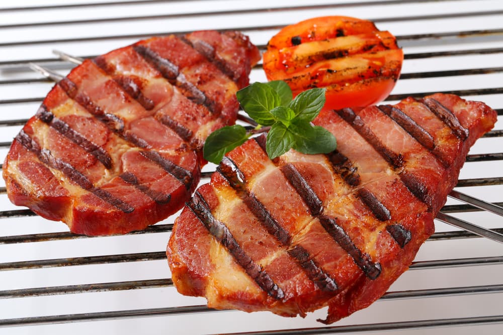 Si quieres hacer las chuletas en brochetas debes calentar la parrilla a fuego medio. Una mezcla de comino y sal le sentaría de maravilla a la carne, cuando embadurnes las chuletas cuida que la mezcla este por ambos lados. Combina con vegetales y la fruta en cada una de las brochetas.