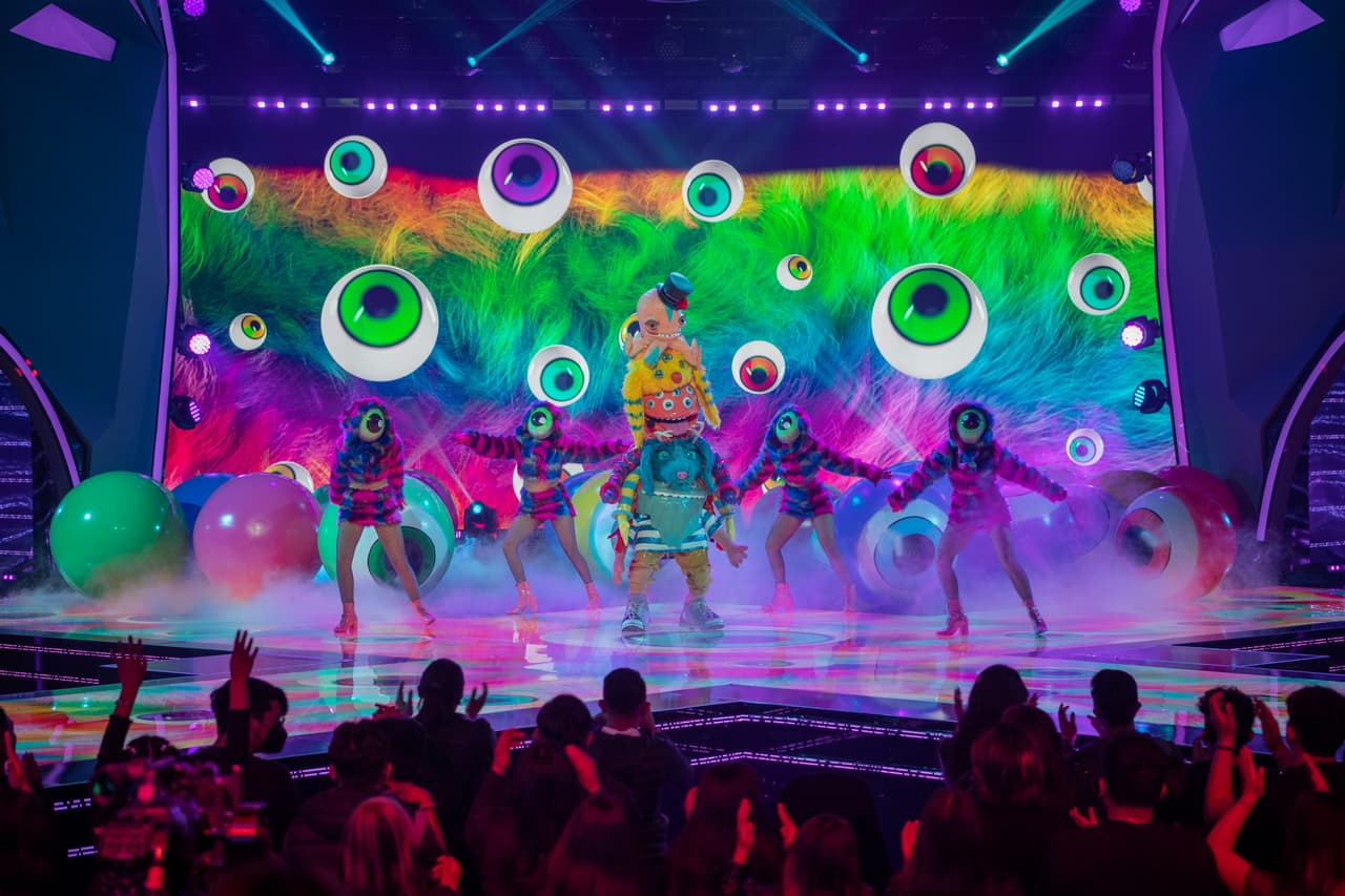 Bunch y sus múltiples personalidades fue el siguiente en ir al spa de ¿Quién Es La Máscara? 2023 y dejó muy intrigados a los cuatro investigadores. Posteriormente nos regaló una gran interpretación de ‘Moves Like Jagger’, de la agrupación Maroon 5.