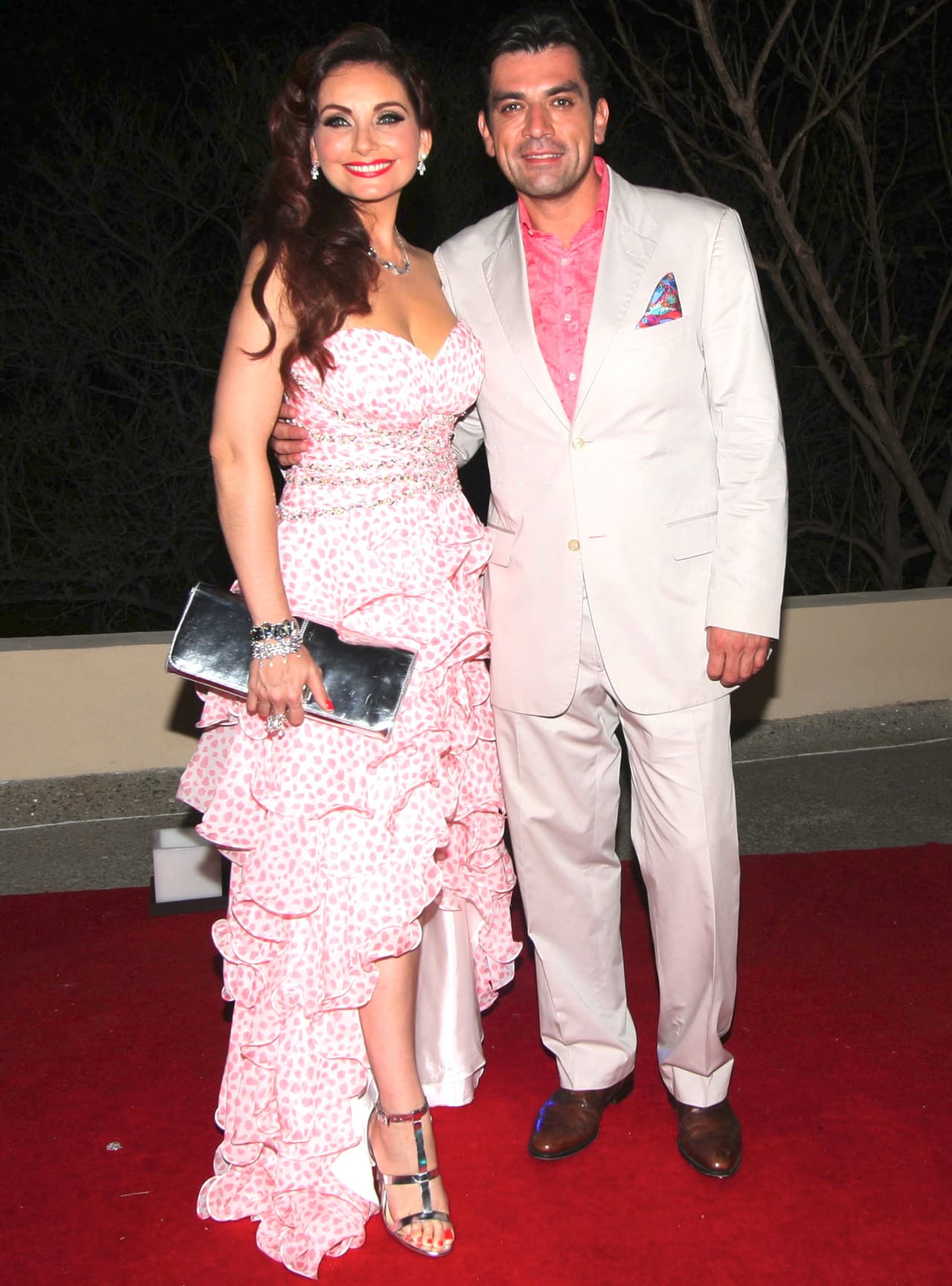 Además muy pronto recibirá a sus bebés. Su relación de cuatro años de matrimonio con Elizabeth Álvarez, al fin dará frutos en unos hermosos pequeños.