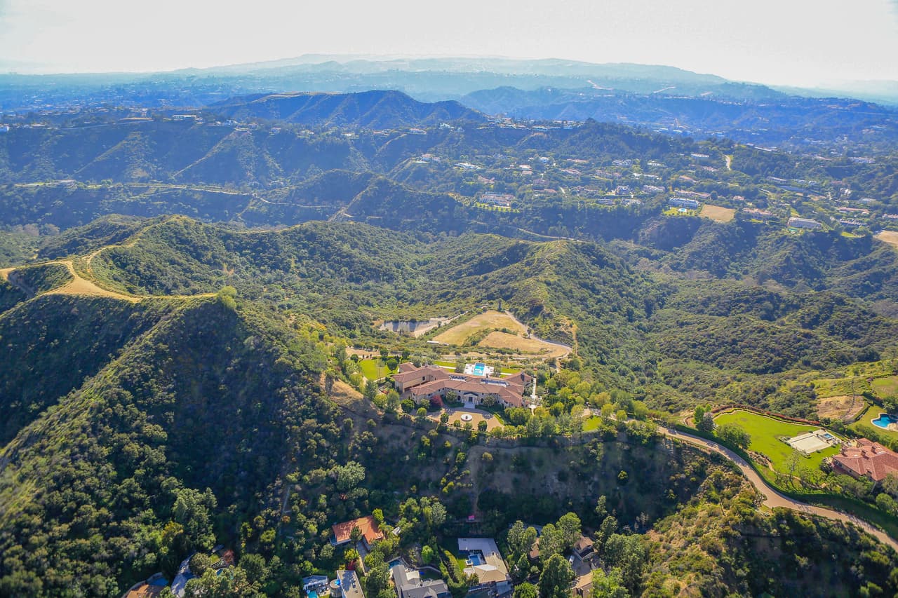 La villa estilo toscano, ubicada en un territorio de 22 acres, tiene ocho dormitorios y 12 baños. Está en la cima de una colina, en el exclusivo complejo privado de Beverly Ridge Estates, de Beverly Hills. La mansión tendría un costo de $18 millones.