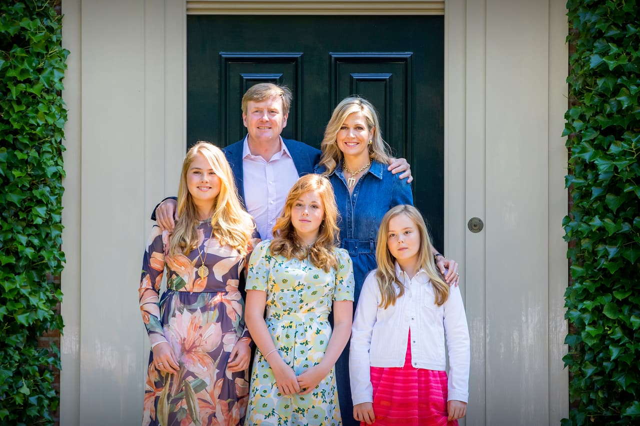 La familia real ha establecido un acuerdo con los medios de comunicación nacionales. Posan para ellos tres veces al año (en primavera, verano y Navidad) a cambio de no ser fotografiados cuando no están en servicio real oficial.