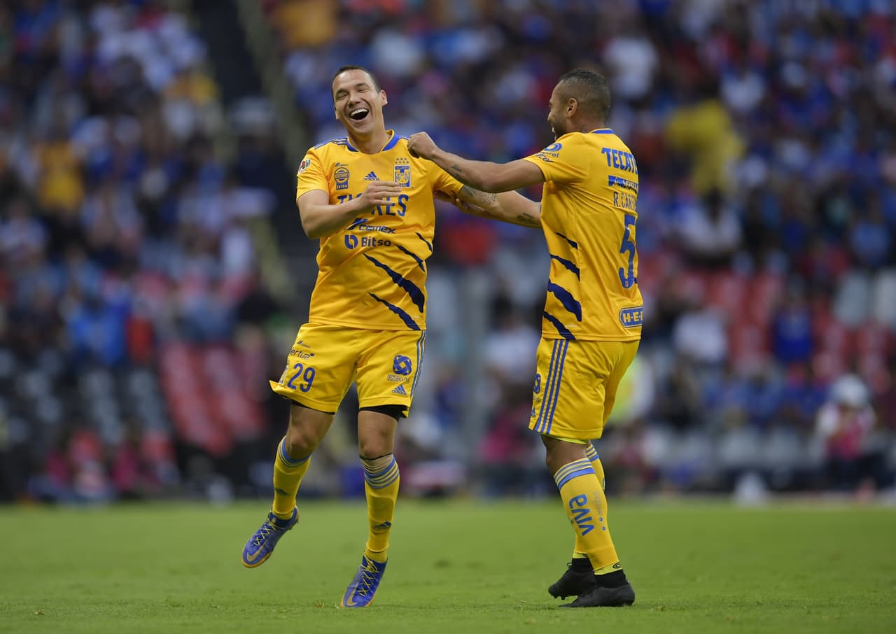 Tigres aprovechó las tímidas intenciones ofensivas de Cruz Azul y se puso en ventaja, la Máquina celeste intentó reaccionar en el segundo tiempo pero no le alcanzó para emparejar y el equipo del Piojo se llevó la ventaja.