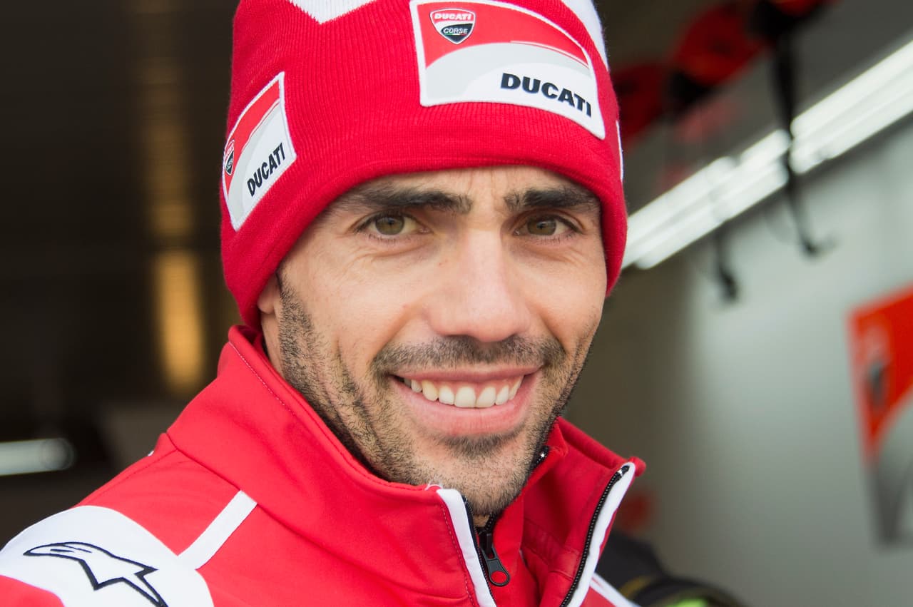 En un accidente que muchos calificaron como escalofriante e increíble, el piloto italiano Michele Pirro sufrió lesiones pero por suerte no pasó nada más grave en esta jornada de Moto GP.