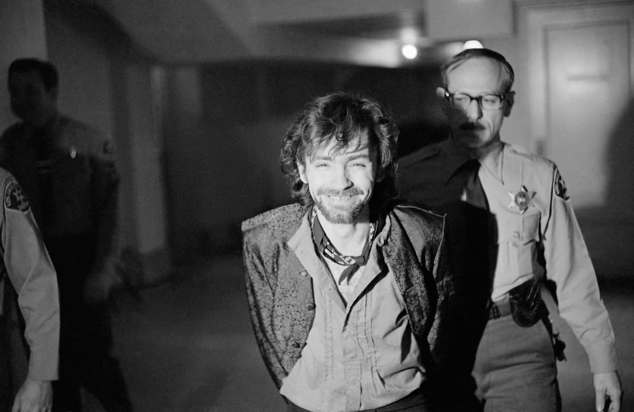 A Charles Manson se le acusó de organizar a sus seguidores para cometer los asesinatos, siete en total. La fotografía es de uno de los traslados de Manson durante el juicio.