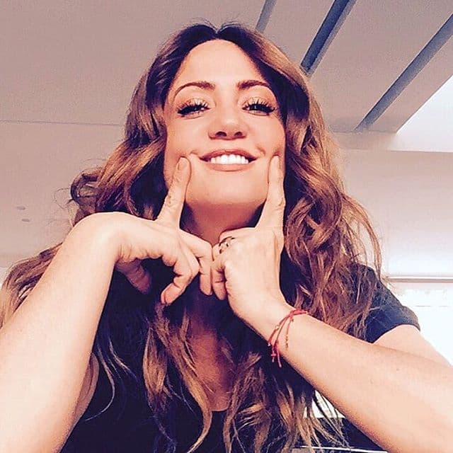 Andrea tiene una gran sonrisa porque ya es viernes.