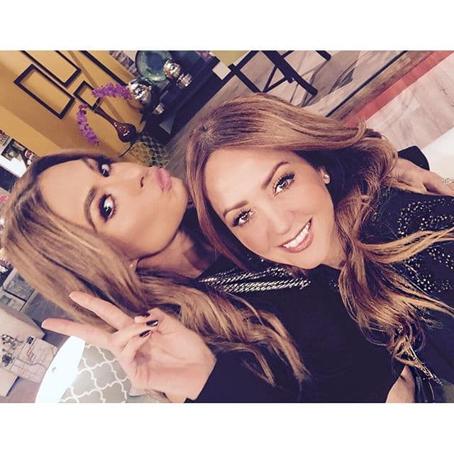 Gali y Andy se preparan antes de salir al aire.