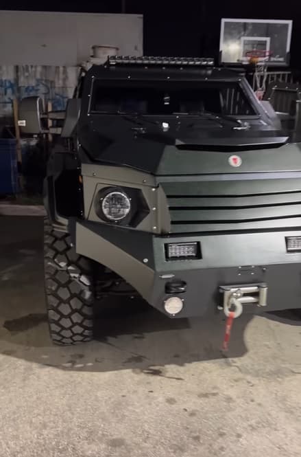 “Me compré un cabrón tanque civil, el primero en la calle. Aprobado por los militares y la USA”, aseveró en un video que publicó en su cuenta de Instagram.
<br>