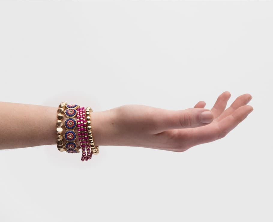 Los brazaletes Sunset, con una mezcla étnica de colores y texturas y con un costo de 55 dólares, también volaron.