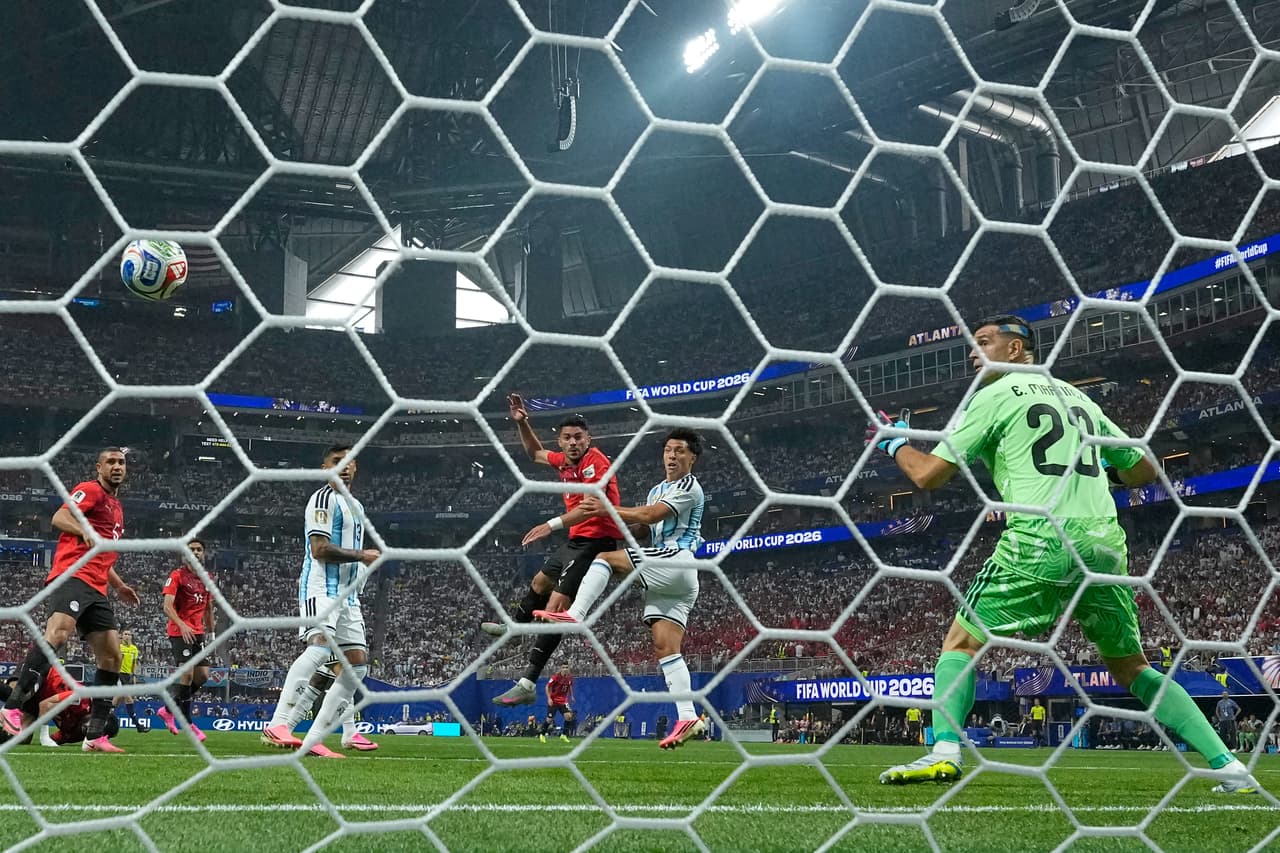 Yasser Ibrahim (2) de Egipto anota el primer gol de su selección durante el partido de octavos de final de la Copa Mundial de Fútbol entre Argentina y Egipto en Atlanta, el martes 7 de julio de 2026. (Foto AP/Mike Stewart)