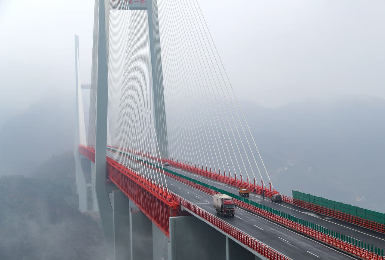 <b>Puente Beipanjiang.</b>
<br>
<br>Esta compleja y hermosa obra de ingeniería en la provincia de Guizhou, China, es actualmente el puente más alto del mundo. Tiene 1,854 de altura. 
<a href="https://www.univision.com/noticias/tecnologia/en-fotos-china-culmina-la-construccion-del-puente-mas-alto-del-mundo-fotos"><u>Vea aquí las fotografías del momento en el que se encontraron los dos extremos del puente durante su construcción en 2016</u></a>