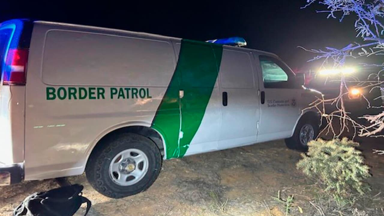 El caso más reciente ocurrió el pasado de febrero en el área de Newfield, a unas 80 millas al oeste del puerto de entrada de Nogales, Arizona, cuando agentes descubrieron una 
<b>unidad de la Patrulla Fronteriza falsa</b>, con 11 personas inmigrantes a bordo. Un sujeto fue detenido.