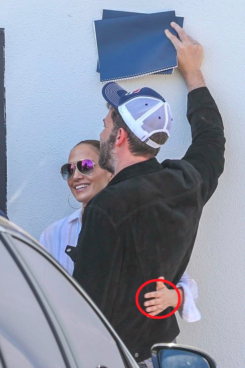 Mientras visitaron lo que parecía una oficina vacía, según TMZ, Jennifer López tuvo sus brazos envueltos alrededor de la cintura de su prometido, 
<b>dejando expuesto que no traía puesto el anillo. </b>
<br>