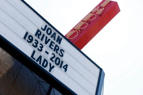 Hasta arriba se colocó la fecha de nacimiento y del fallecimiento de la actriz.