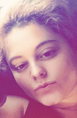 La actriz de 'En nombre del amor' cambió su tono de pelo castaño por un rubio platinado con las raíces oscuras y de inmediato recibió miles de comentarios pidiéndole que regresara al color original.