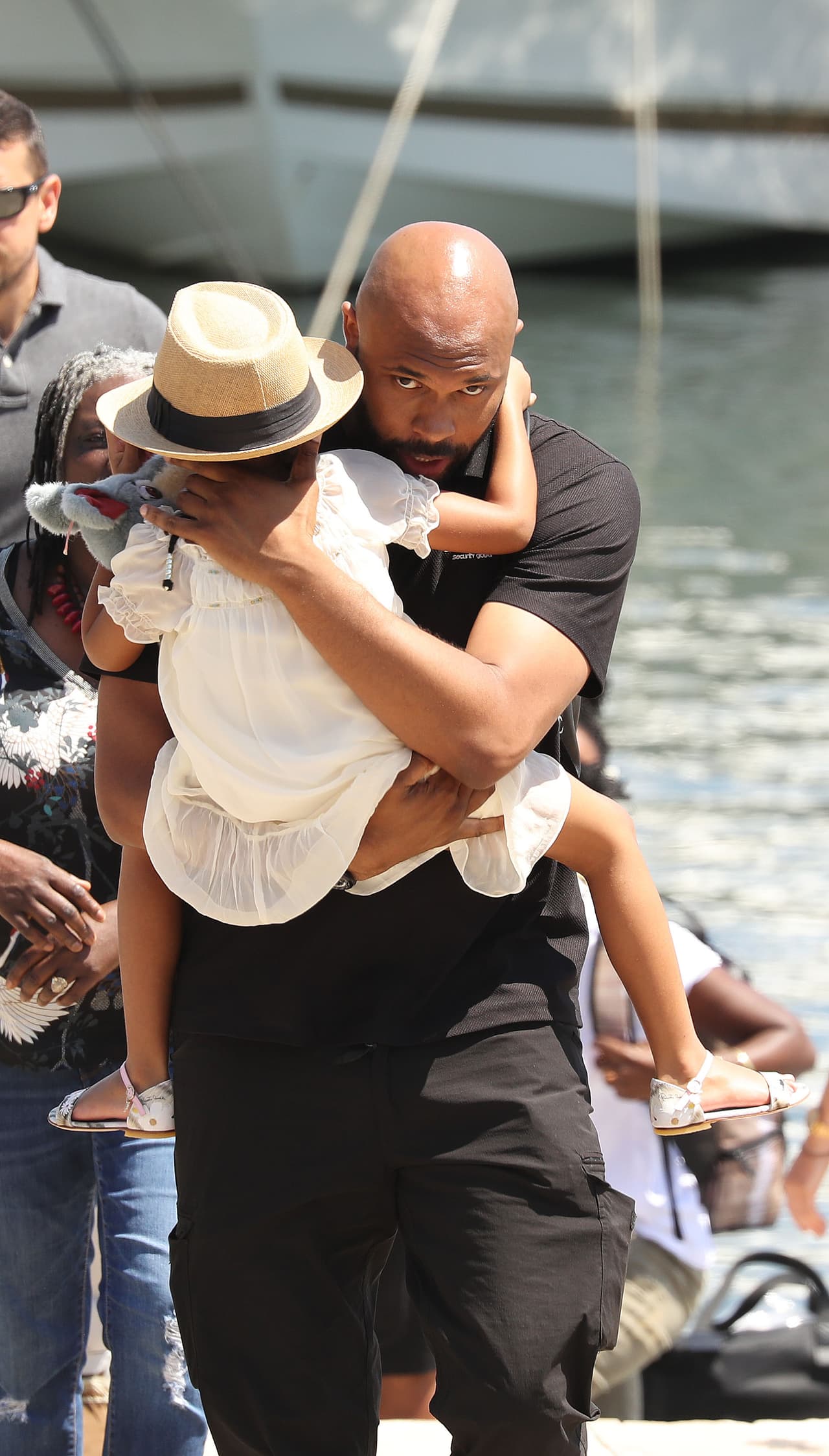 El guardaespaldas se encargó de cubrirla de las cámaras.
