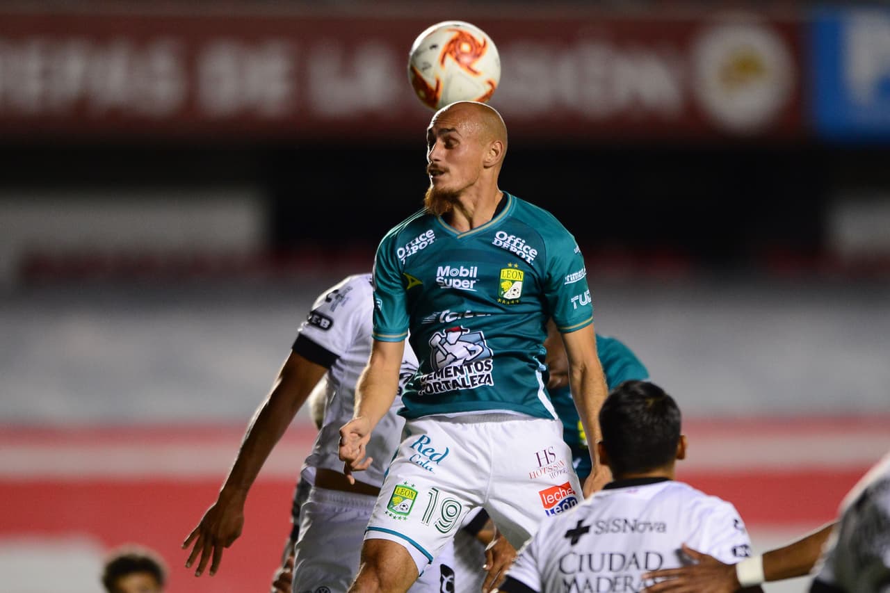 Querétaro abre muchos espacios atrás y el León se acerca al cuarto gol de la noche.