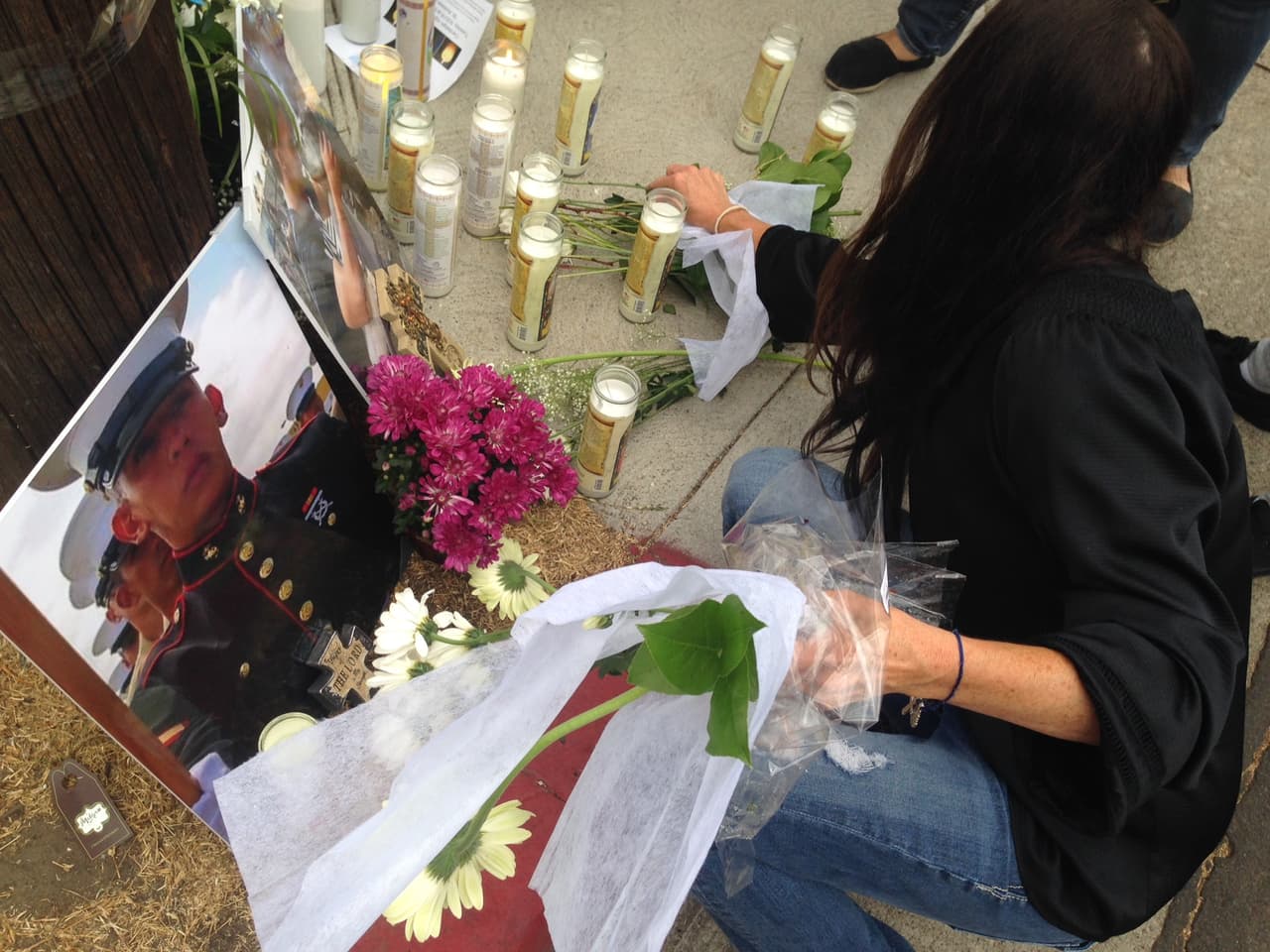 Una emotiva vigilia recordó a Carlos Segovia, el marine que murió luego de ser baleado en el Sur de Los Ángeles.
