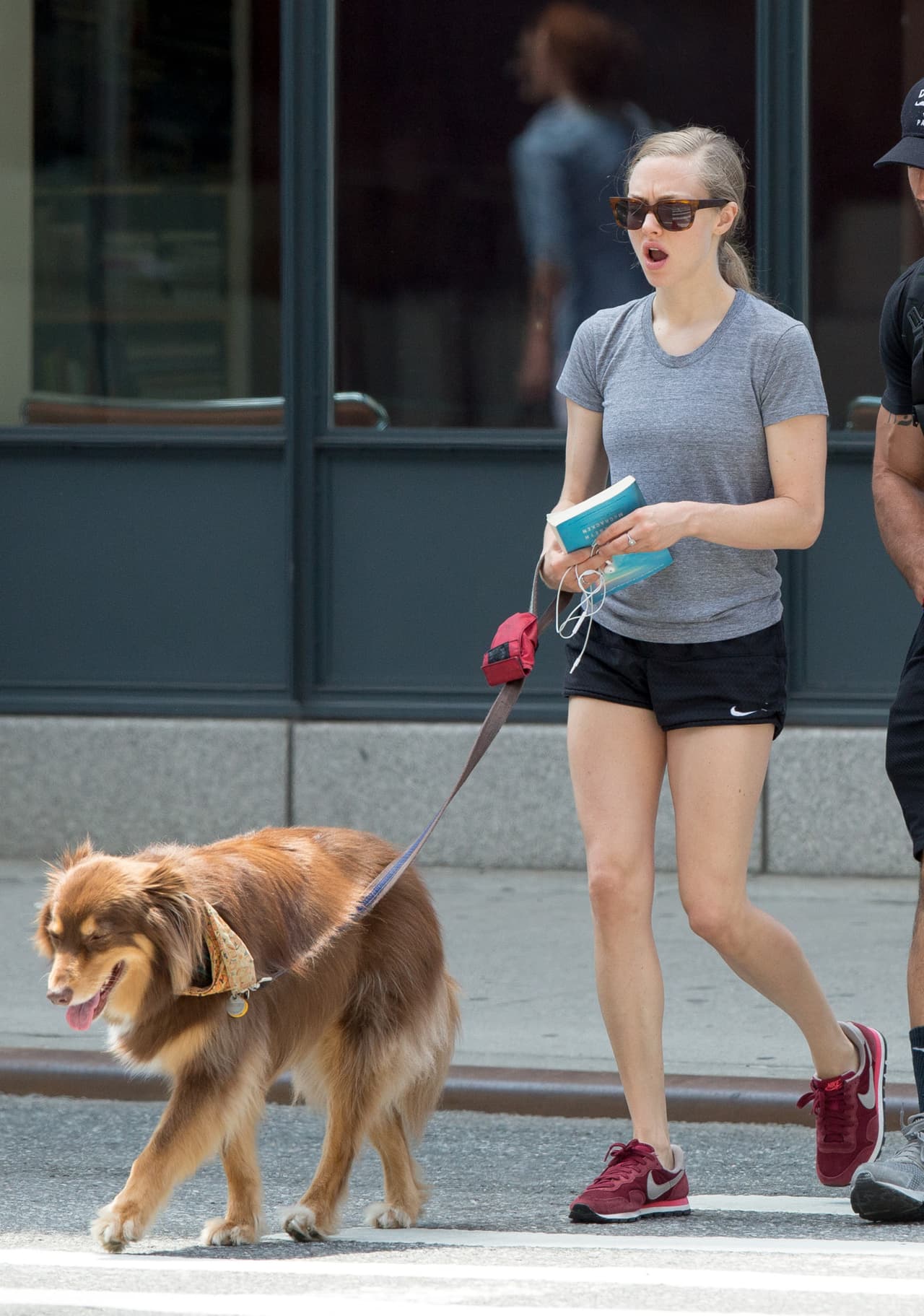 Se protegió con sus lentes oscuros y se preparó para las necesidades de su amigo.