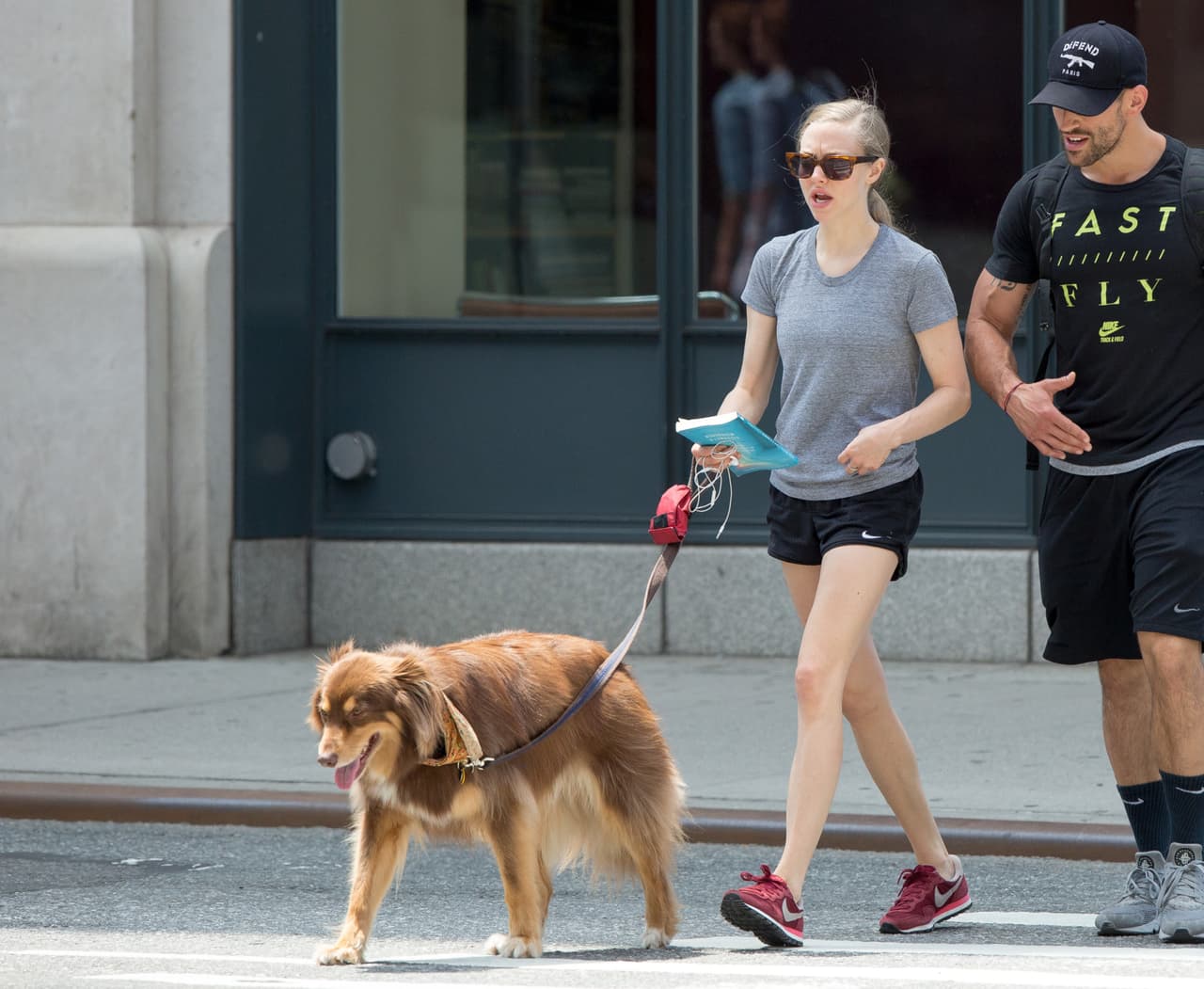 Por eso la actriz recompensa a su perrito llevándolo a pasear.