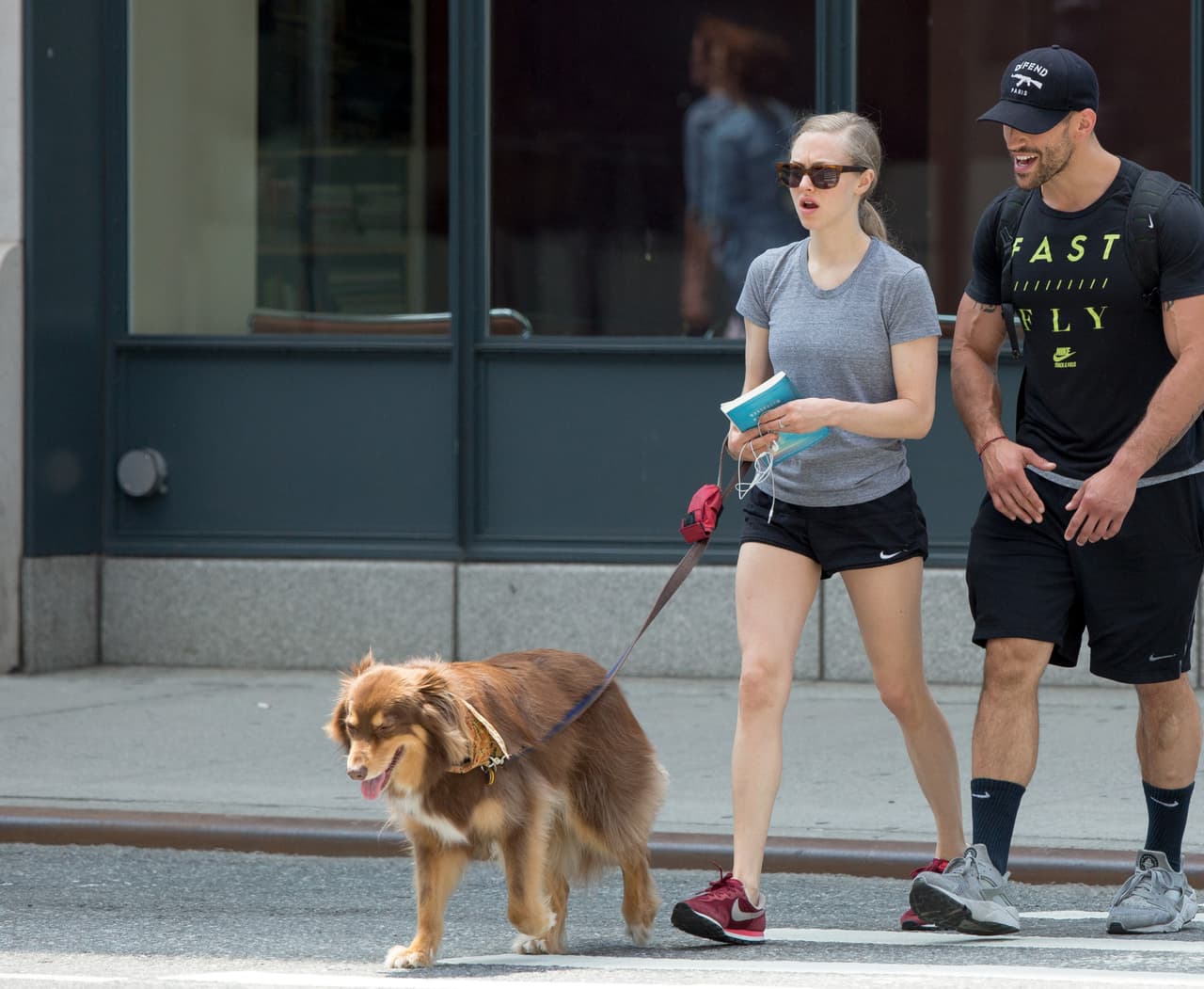 Con shorts oscuros y top gris Amanda lució sus espectaculares piernas.
