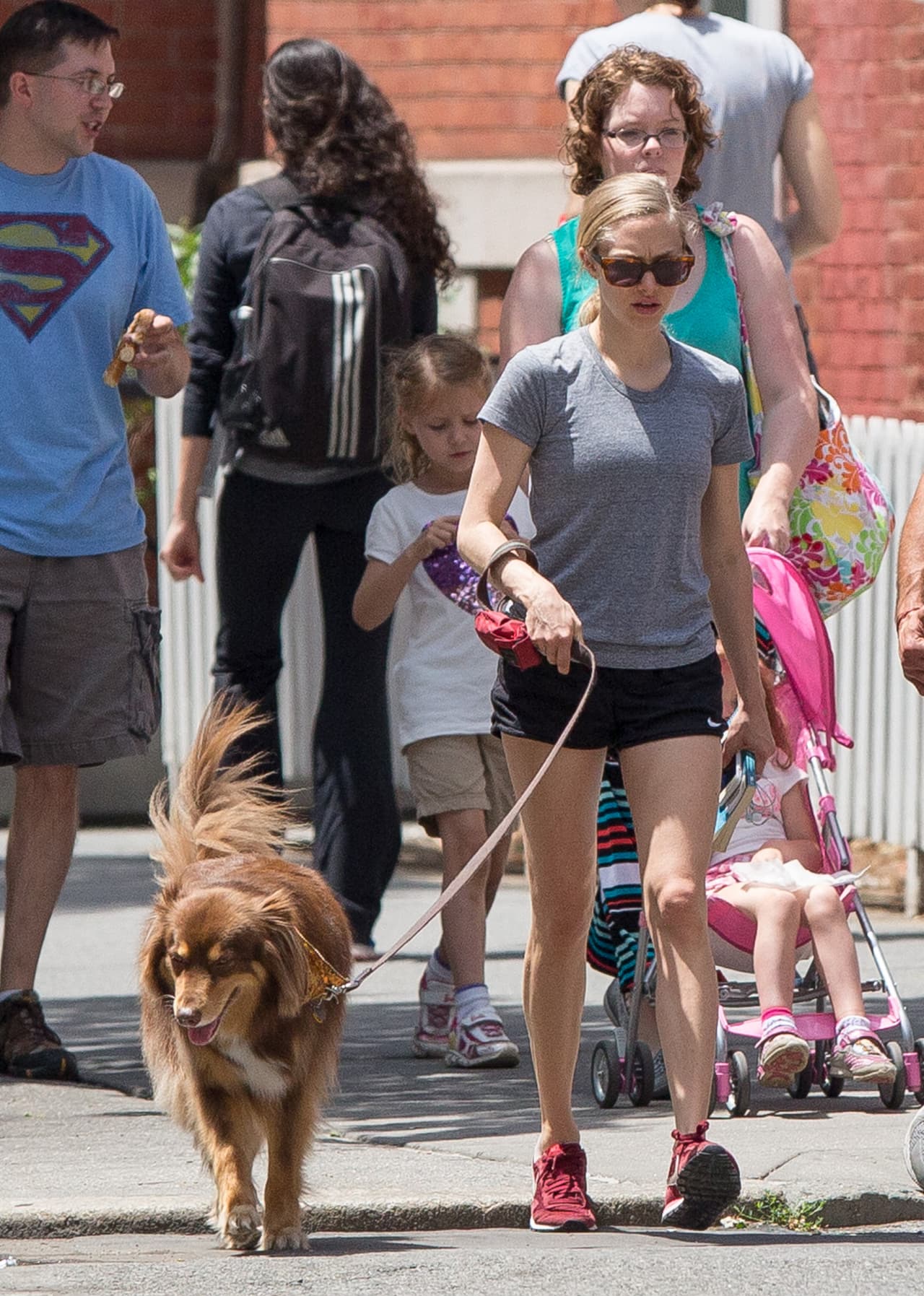 Llevaba bolsas, correa, agua y audífonos. ¡Estaba lista para todo!