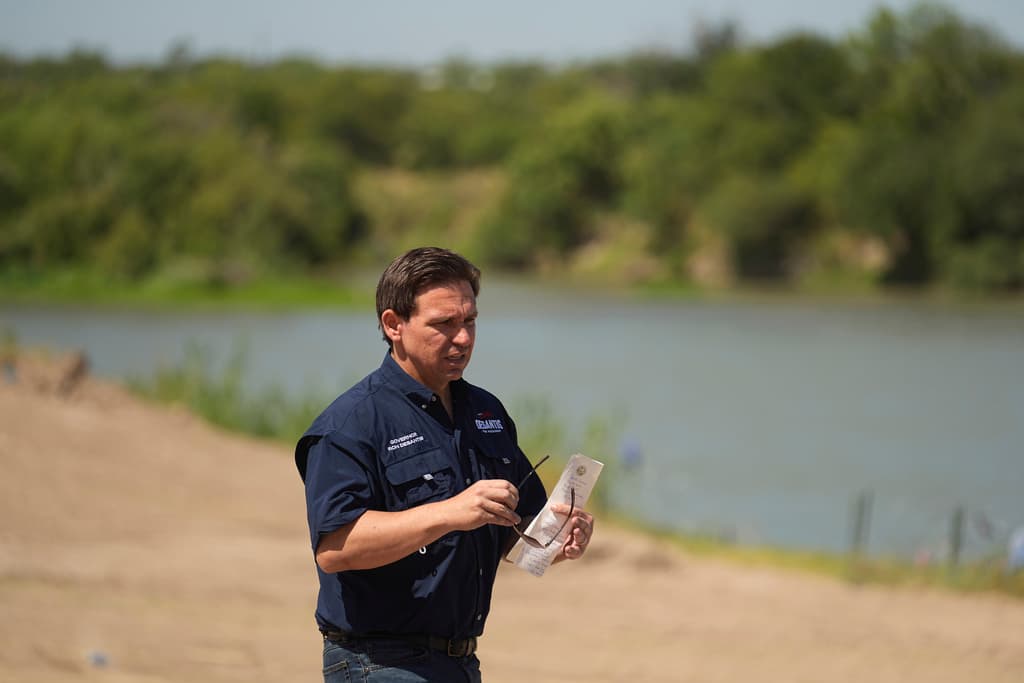 DeSantis promete además utilizar la fuerza militar contra los cárteles de la droga si es necesario. Dice que "se reservaría el derecho de operar a través de la frontera para proteger nuestro territorio de las actividades de los cárteles mexicanos”, según el plan.