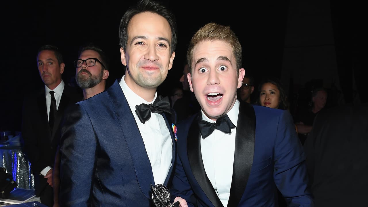 Los ganadores del Premio Tony Lin-Manuel Miranda y Ben Platt
<a href="https://www.univision.com/noticias/control-de-armas/esta-es-la-cancion-que-lanza-lin-manuel-miranda-para-pedir-un-mayor-control-de-armas?hootPostID=0d89d6f38ce63deddf3fe426d92c337b"> contribuirán con su talento en la marcha del 24 de marzo en Washington DC</a>. Cantarán para los asistentes una fusión de los éxitos de los musicales Hamilton y Dear Evan Hansen que prepararon especialmente para la manifestación.