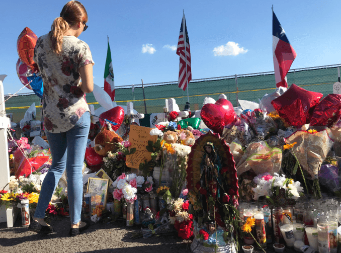 Una mujer frente a los altares improvisados frente al Walmart de Cielo Vista Mall (El Paso) el 10 de agosto de 2019, cuando se había cumplido apenas una semana del ataque. En recuerdo de las víctimas, había tres banderas al centro: la de México, la de Texas y la de Estados Unidos.