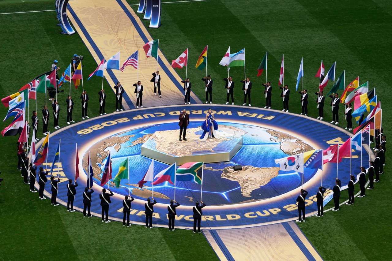 Los cantantes Andrea Bocelli y Ejae actúan durante la ceremonia de inauguración previa al partido del Grupo A de la Copa del Mundo de fútbol entre México y Sudáfrica, en Ciudad de México.