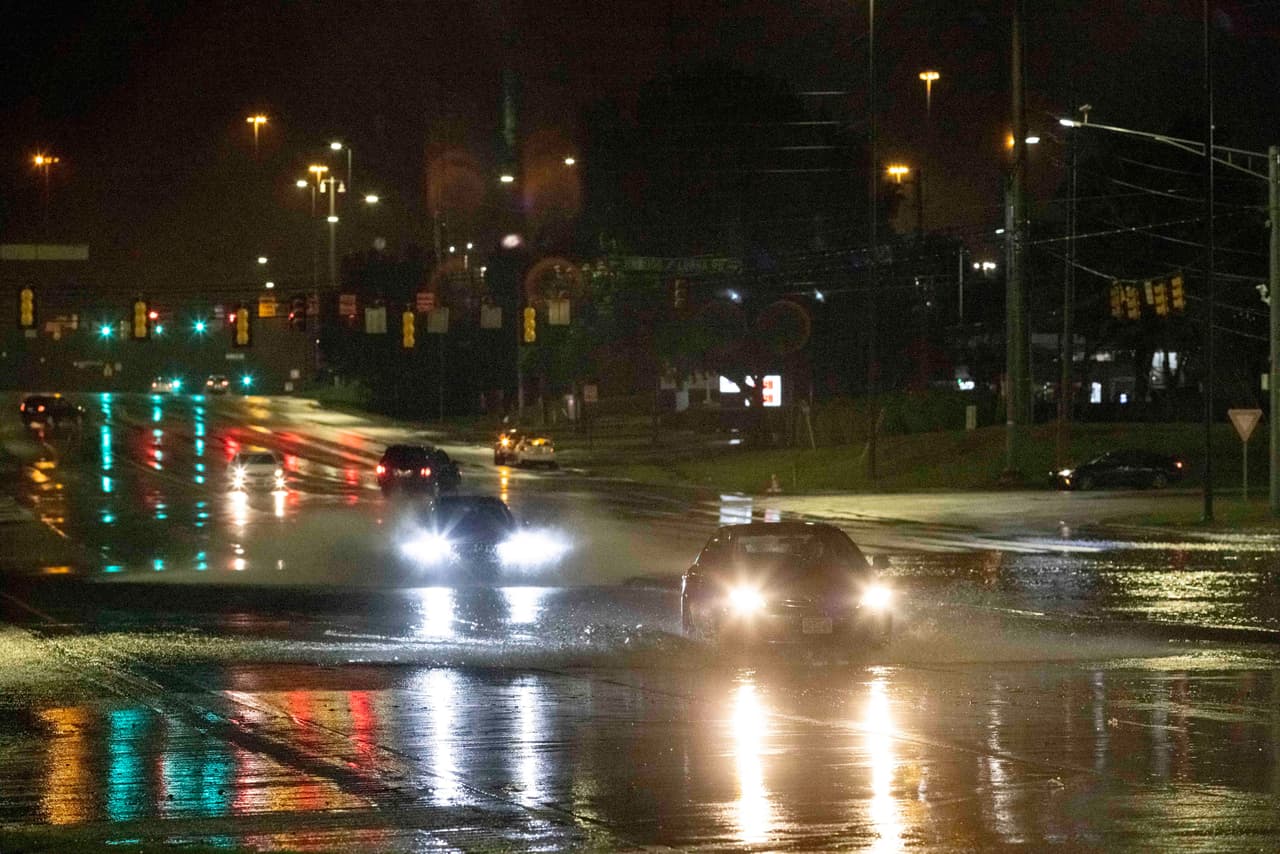 “El agua entraba tan rápido al auto que tuve que saltar por la ventana", explicó Jill Caskey, quien quedó atrapada en una inundación en Pelham provocada por las fuertes lluvias.